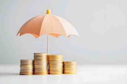 Schirm mit Münzen darunter