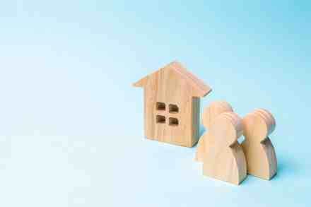 Holzhäuschen und Holzfiguren