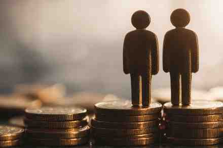 Figuren auf Münzstapel