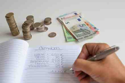 Person schreibt in Haushaltsbuch