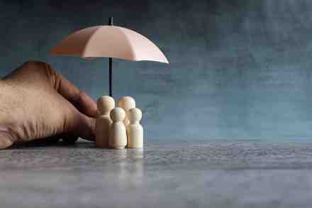 Spielsteine unter Regenschirm