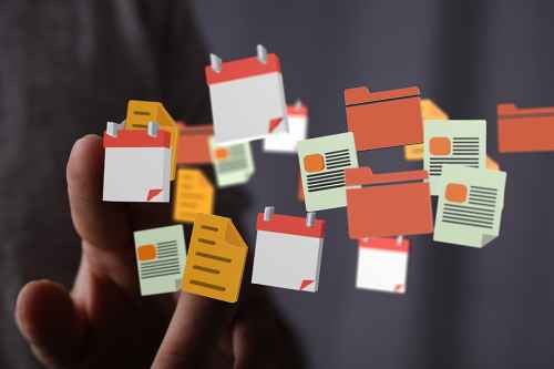 Hand hält digitale Dokumente