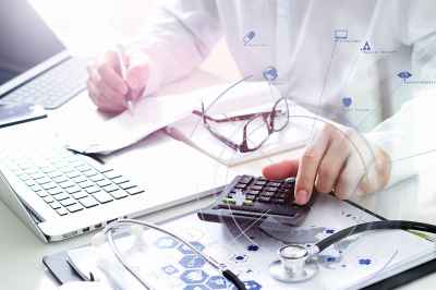 Arzt arbeitet am Laptop