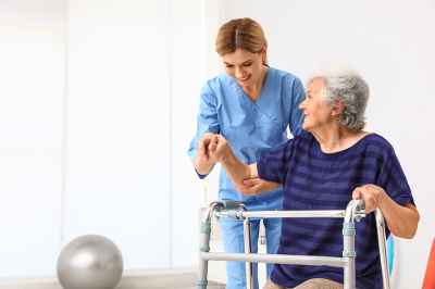 Pflegerin mit alter Dame