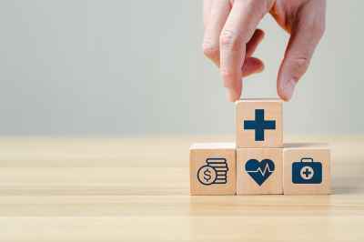 Hand legt einen Holzblock auf andere Blöcke