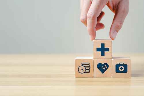 Hand legt einen Holzblock auf andere Blöcke