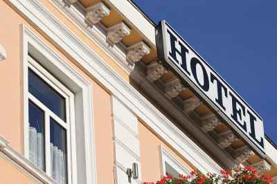 Gebäude mit Aufschrift Hotel
