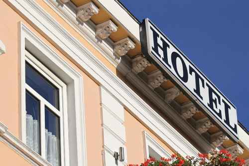 Gebäude mit Aufschrift Hotel