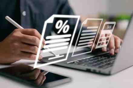 Person arbeitet am Laptop