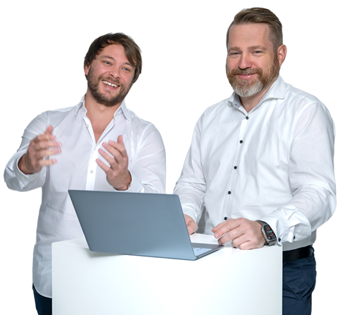 Zwei Männer stehen nebeneinander, Laptop steht vor ihnen