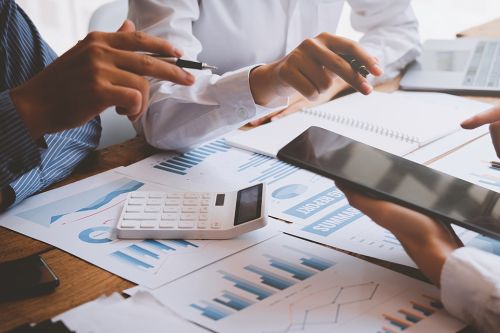 Personen besprechen Akten