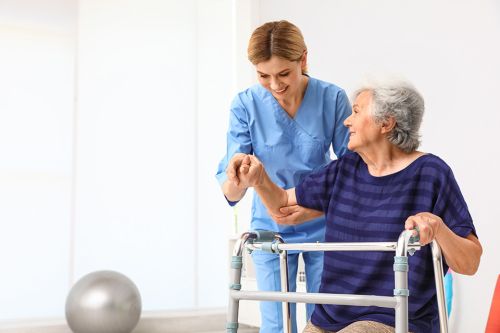 Pflegerin mit alter Dame